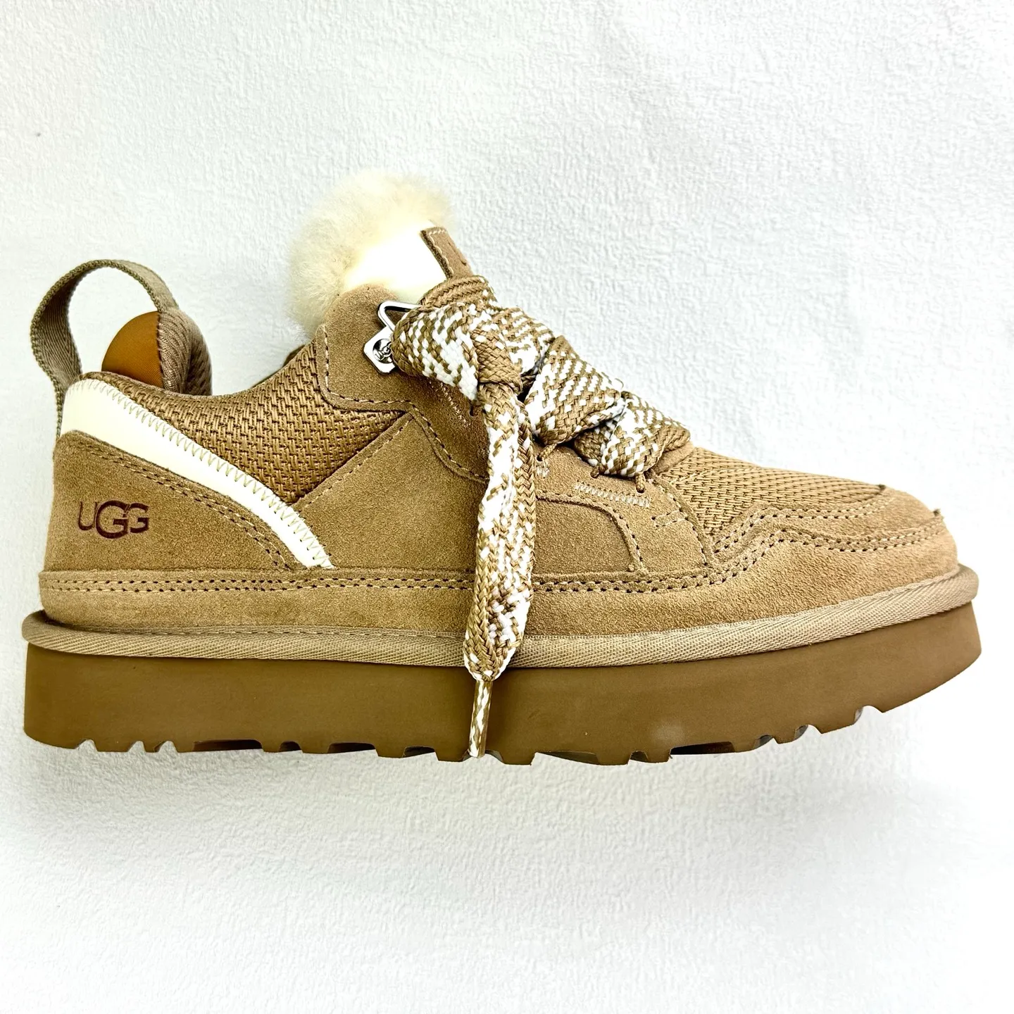 Local 💰600 supports stocking. Platform operation #UGG｜Low top 4032 Mel casual shoes, upper design, recycled ballistic canvas mesh, high-quality suede upper, two-color flat shoelaces. The inner material of the shoe is made of Longfeng sheep fur. The fur lining keeps warm and locks in temperature. The sole material is comfortable Treadlite by #UGG #EVA. Light wing outsole. Size: 35 36 37 38 39 40